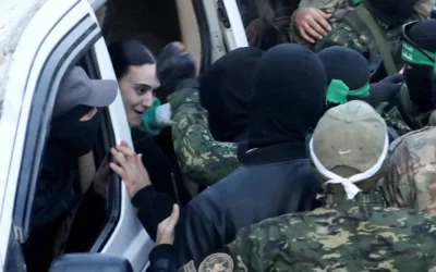 Souvenirs et certificats de libération pour les prisonnières… Une nouvelle « créativité » d’Al-Qassam dans la guerre médiatique