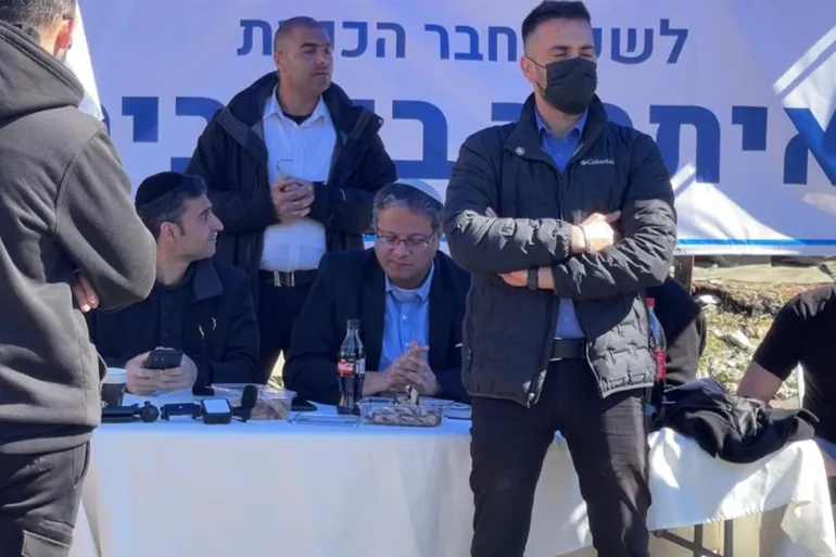 Le membre de la Knesset et ministre démissionnaire Itamar Ben-Gvir installe son bureau sur les terres de la famille Salem, menacée d'expulsion (Al Jazeera)