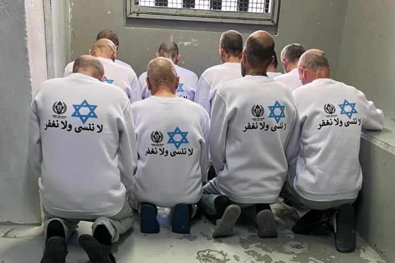 Images de slogans imposés par Israël sur des chemises que des prisonniers palestiniens ont été forcés de porter avant leur libération (réseaux sociaux)