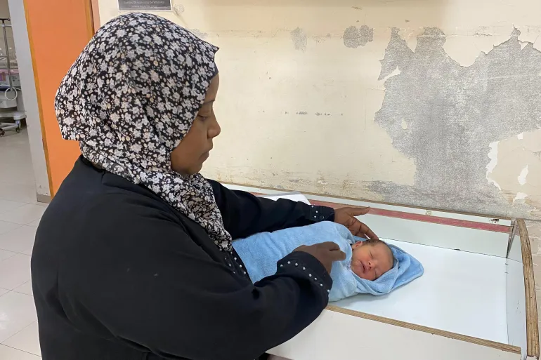 Asmaa a donné naissance à un bébé en mauvaise santé et ne peut pas l'allaiter en raison de sa propre malnutrition (Al Jazeera)