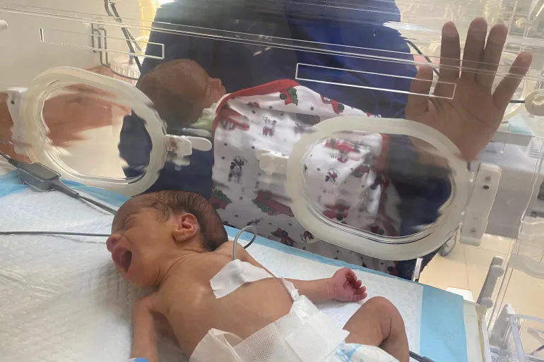 Une mère palestinienne est profondément préoccupée par le sort de ses jumeaux en raison de la malnutrition et du manque de lait dans les hôpitaux de Gaza (Al Jazeera)