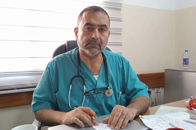Le Dr Ahmed Al-Farra met en garde contre une catastrophe imminente menaçant la vie de milliers de bébés prématurés et de nourrissons en raison de l'épuisement du lait (Al Jazeera)