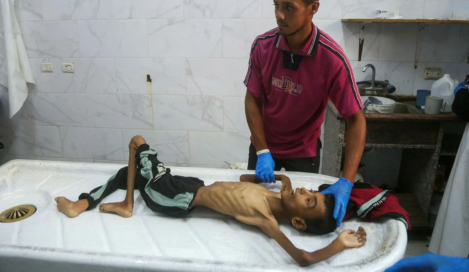 Le corps d'un garçon de 14 ans mort de faim a été amené à l'hôpital Nasser à Khan Younès hier. L'organisation mandataire d'Israël, GHF, a lamentablement échoué à acheminer de la nourriture vers les habitants de Gaza, comme l'avaient prédit Vittel et d'autres experts. Le gouvernement et l'armée israéliens doivent ouvrir les points de passage pour la nourriture et l'aide, et permettre aux Nations Unies et aux autres organisations humanitaires de travailler sans entrave.